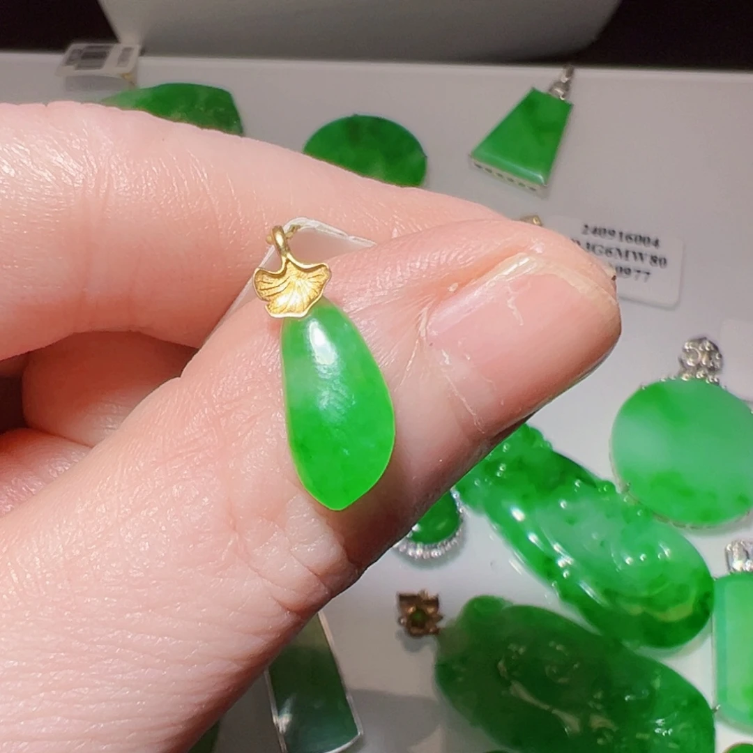 颈饰18K金镶嵌翡翠