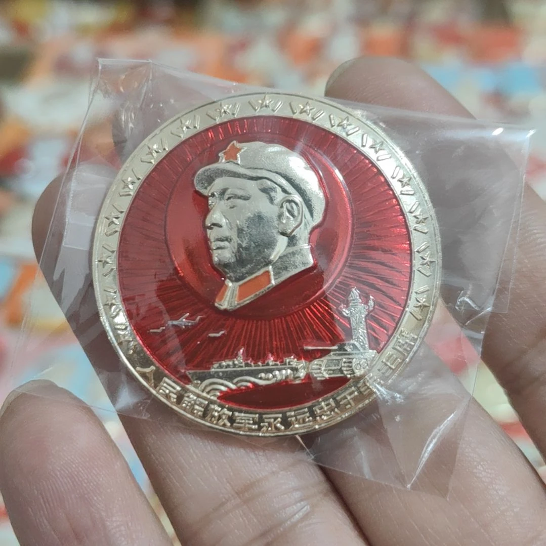 谢***基其他普通金属圆形红色人物像章