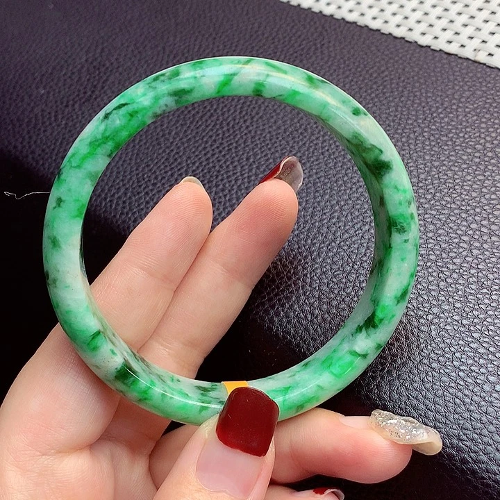 翡翠手镯未镶嵌翡翠