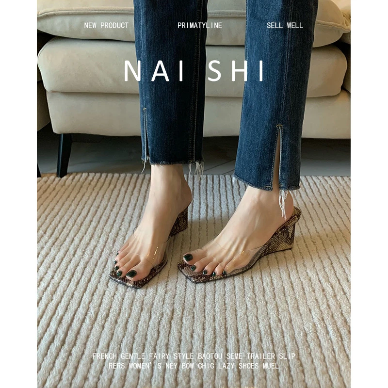 羊皮版！时尚高级感蛇纹坡跟凉拖鞋女透明带一字拖鞋露趾高跟凉鞋