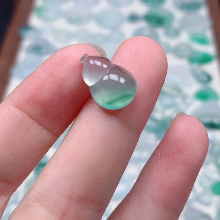 翡翠未镶嵌颈饰冰种飘花小葫芦