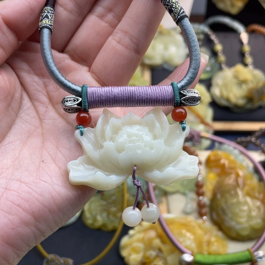 蛇纹石玉颈饰未镶嵌