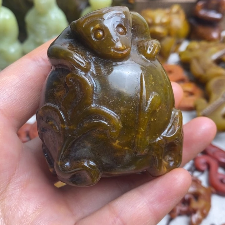 用***8未镶嵌蛇纹石玉颈饰