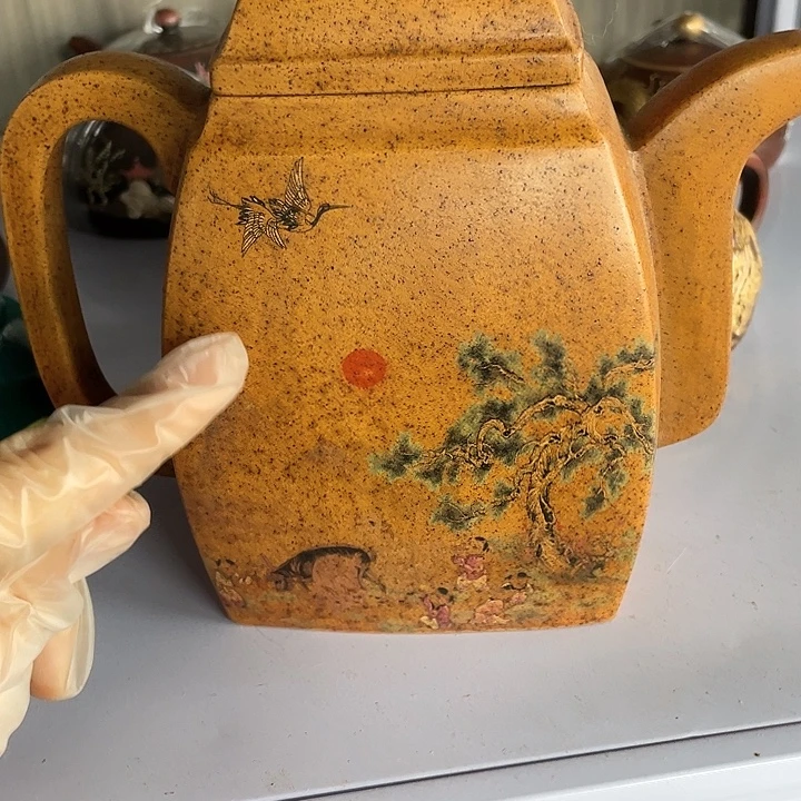 茶壶紫砂原矿泥料，手工制作的一把紫砂壶。
