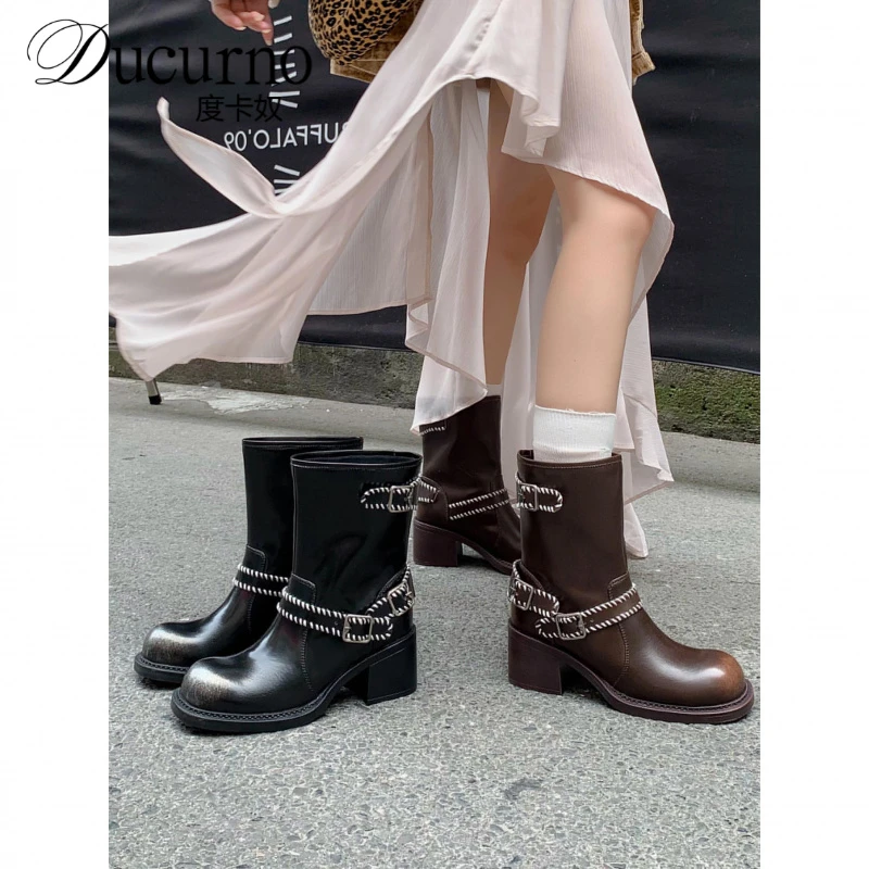 度卡奴6cm复古棕色真皮西部靴女新款粗跟马丁靴扣带短筒骑士靴