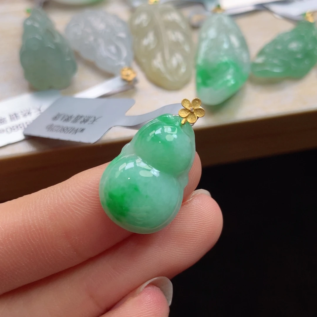 颈饰18K金镶嵌翡翠吊坠