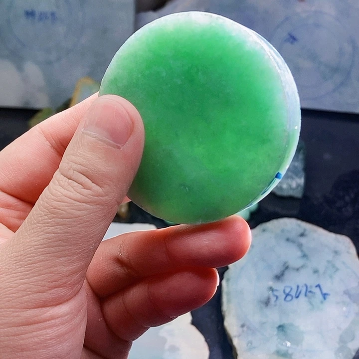 翡翠未镶嵌颈饰毛料35