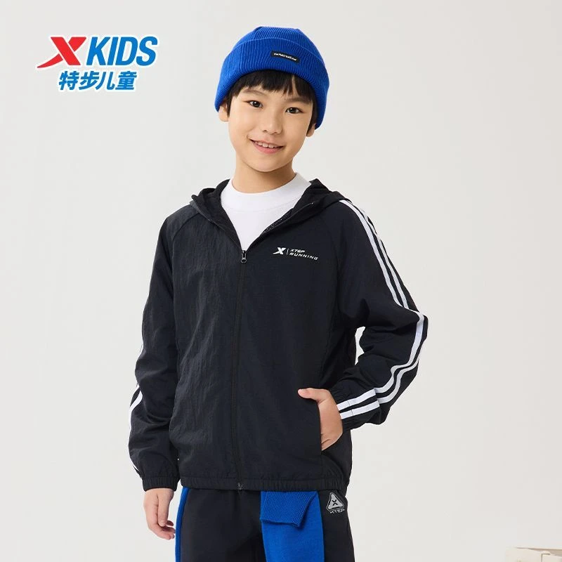 特步童装2025春儿童风衣薄款运动耐磨男女童防风外套连帽休闲上衣