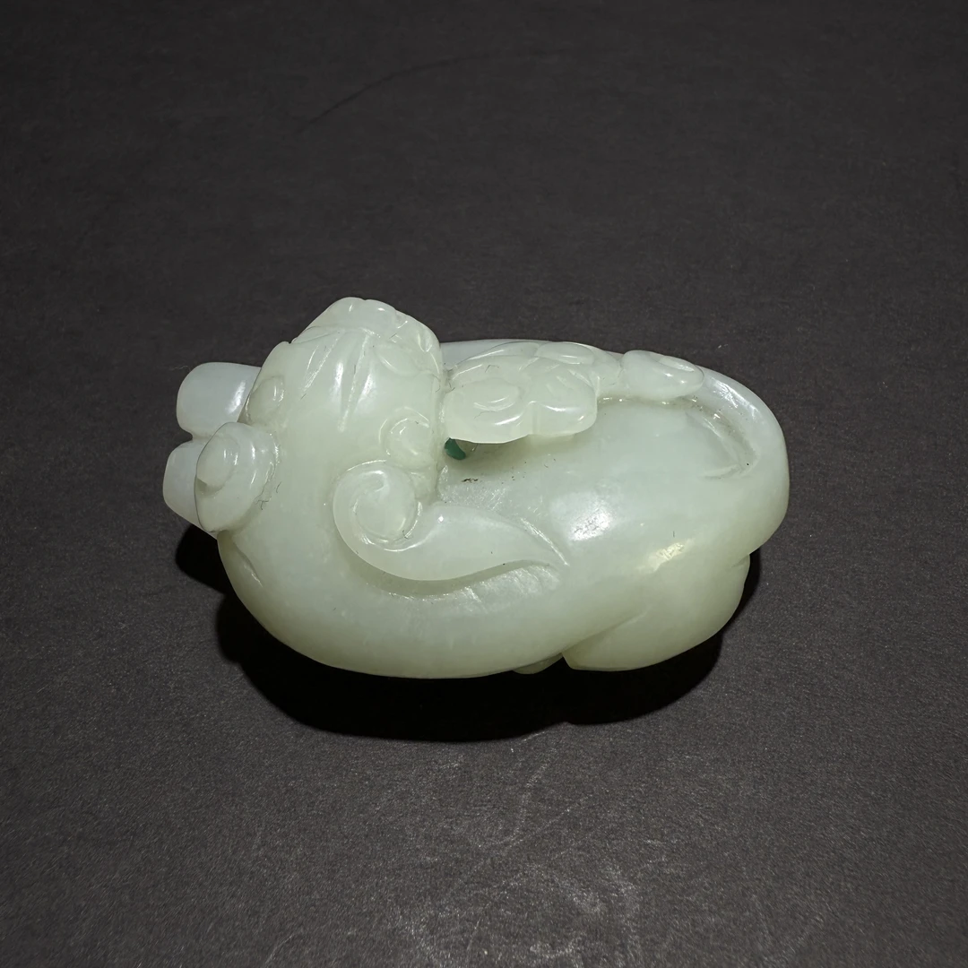 老库房和田玉貔貅把件 手工雕刻玉质温润包浆醇厚
