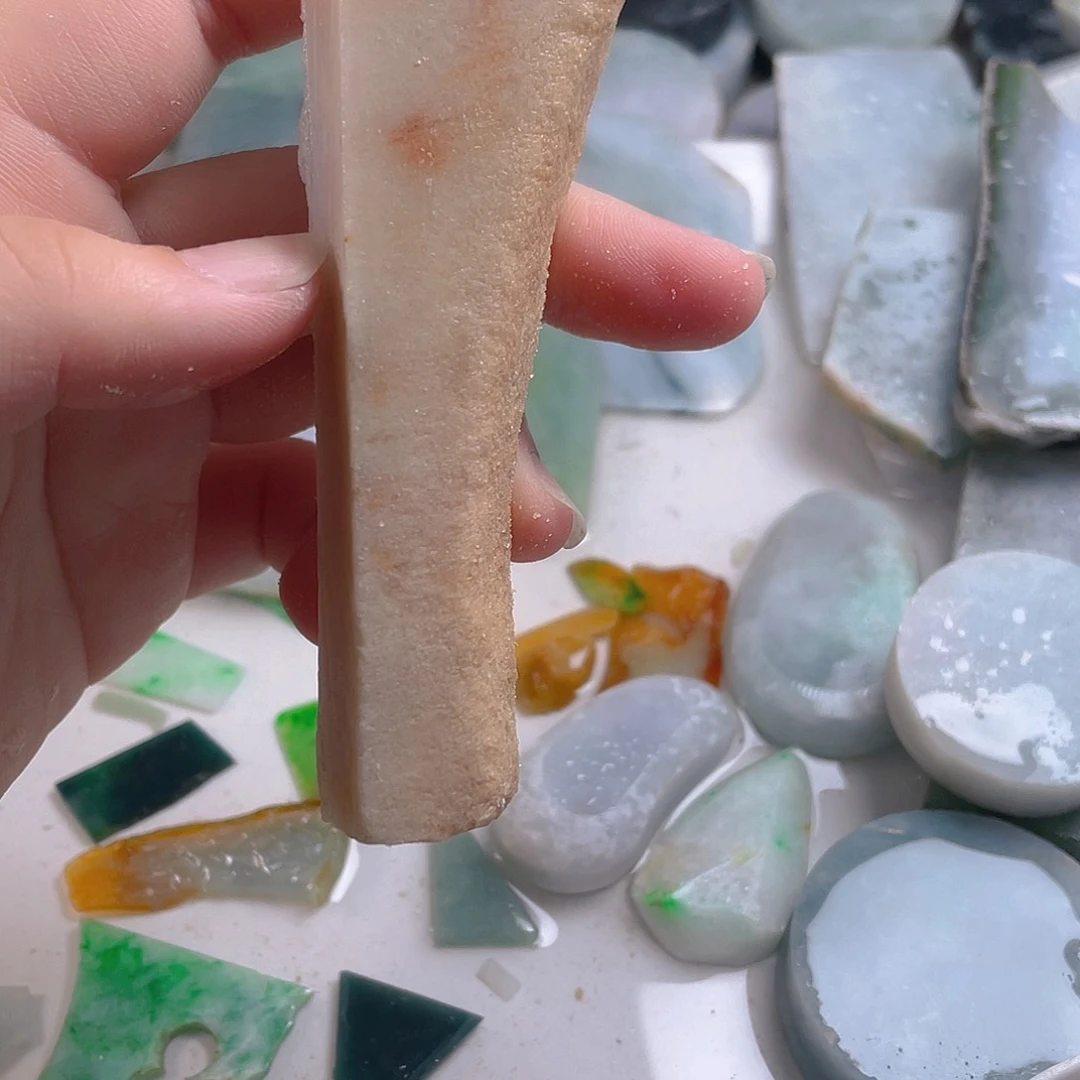 颈饰未镶嵌翡翠W。