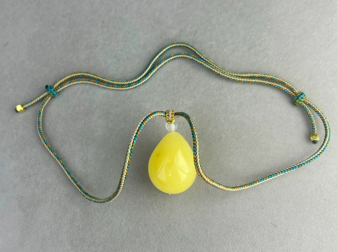 编号A10050.天然蜜蜡妖花极品水滴吊坠留沁，全品无暇