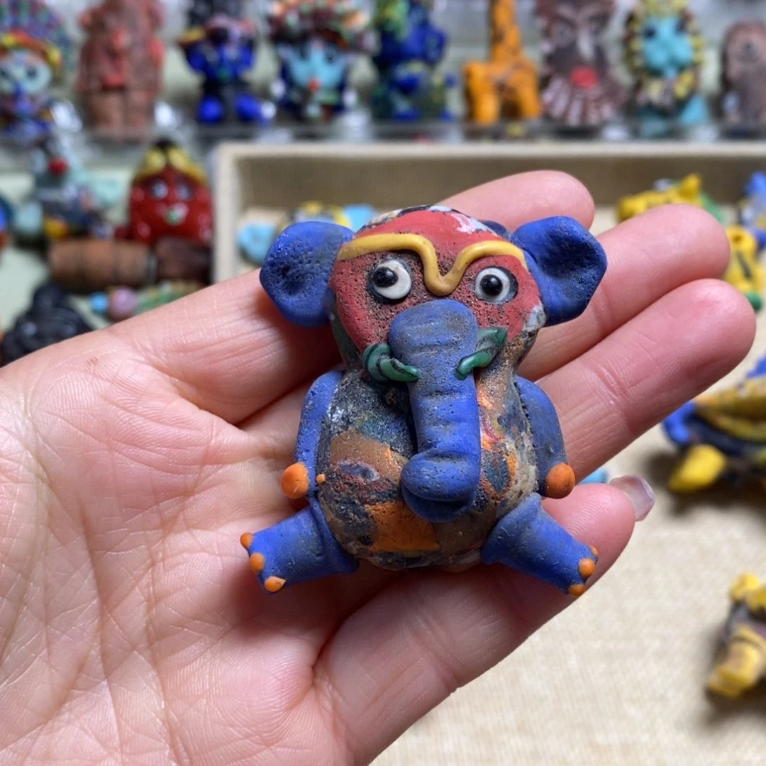 琉璃颈饰小象一个