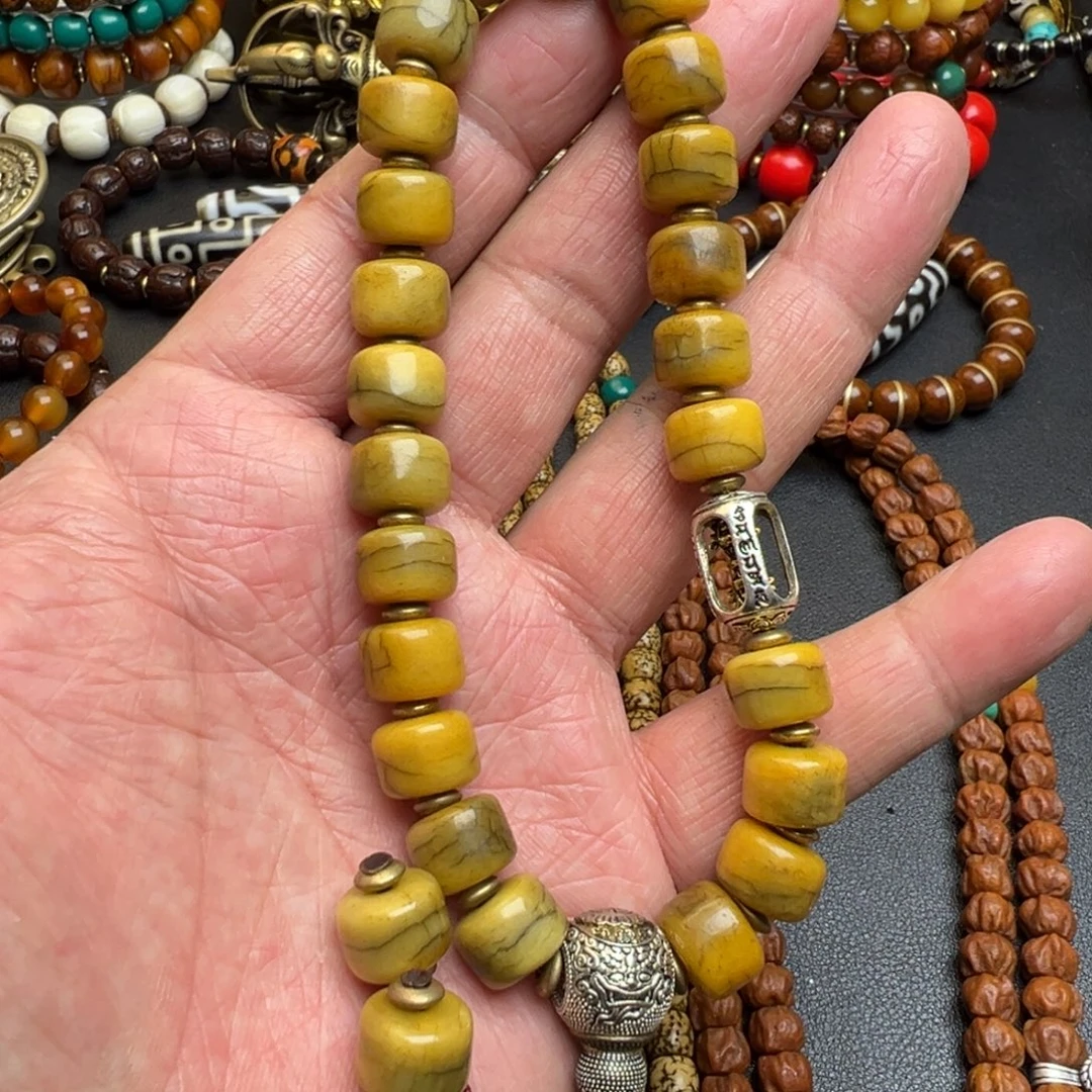 泥塑牦牛手持。