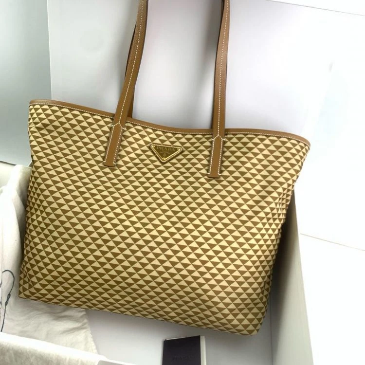 99新/普拉达/包包/[251118EVWC]/C10901385768