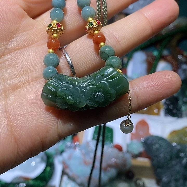翡翠未镶嵌吊坠(赠链)
