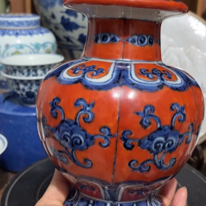 s***5其他陶红釉青花瓶子一个