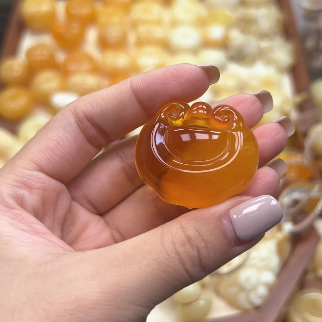 轰***轰琥珀未镶嵌颈饰蜜蜡