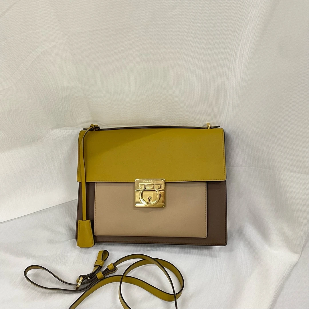 99新 FERRAGAMO/菲拉格慕 菲拉格慕 黄色拼色邮差斜挎 底长27cm
