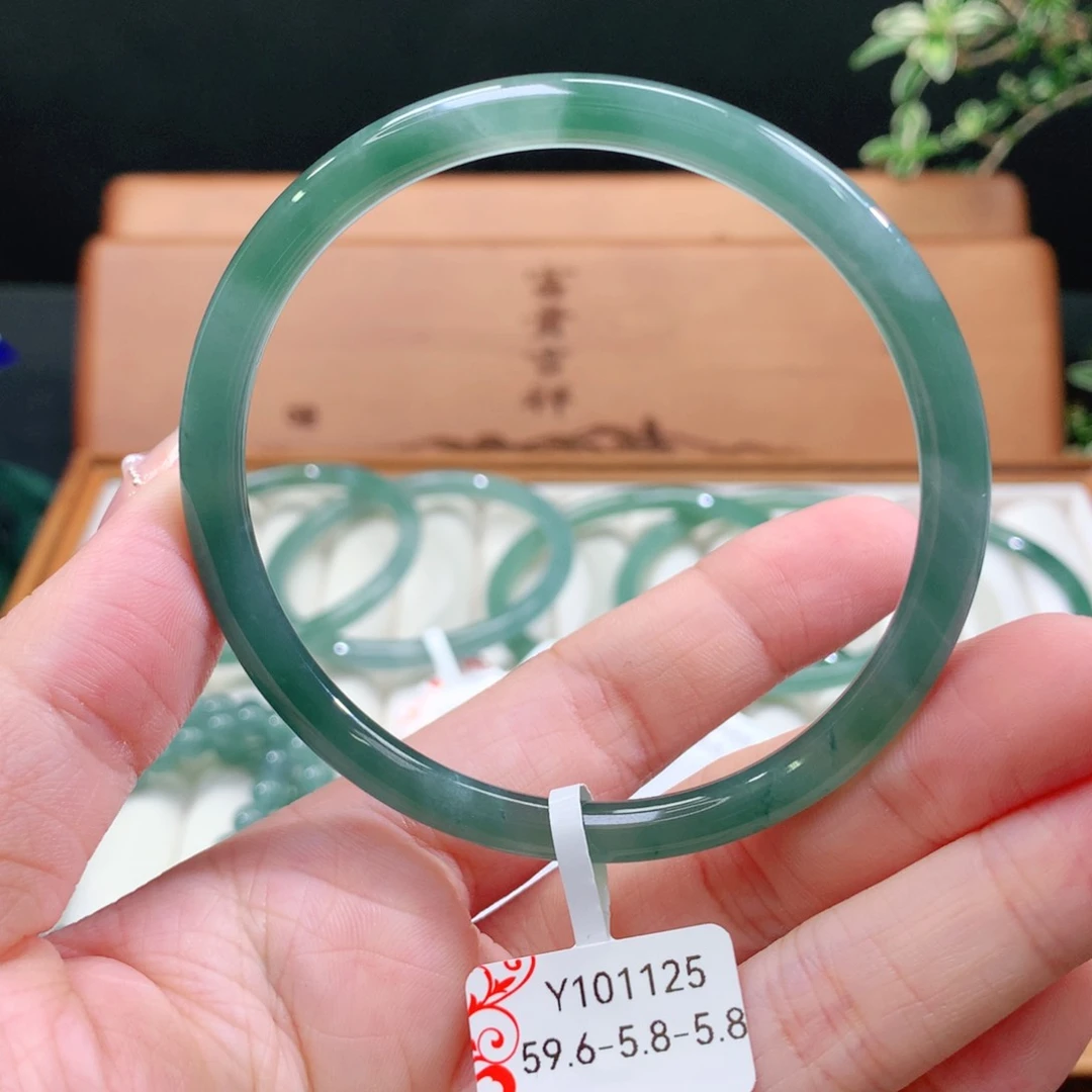 翡翠手镯未镶嵌天然