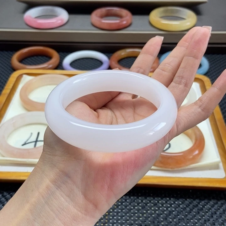 未镶嵌手镯石英岩玉