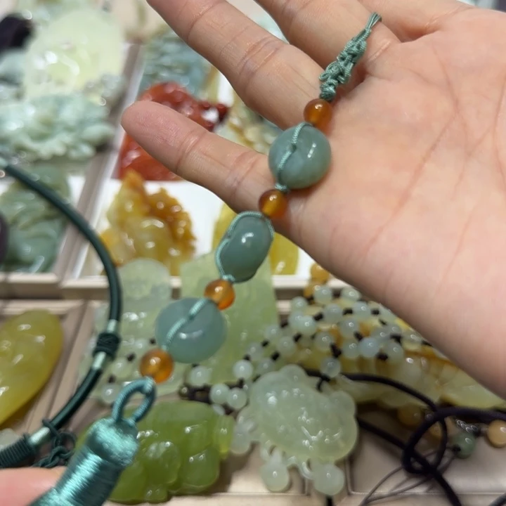 蛇纹石玉吊坠未镶嵌