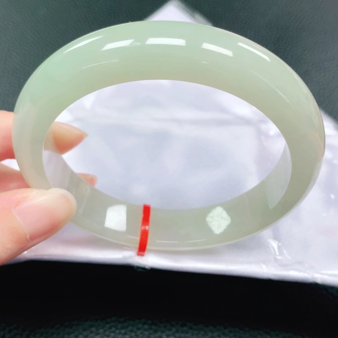 翡翠手镯未镶嵌60圈