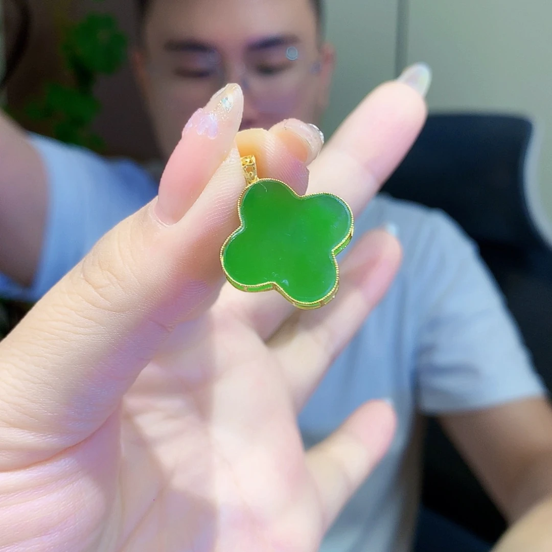 颈饰18K金镶嵌和田玉（碧玉）