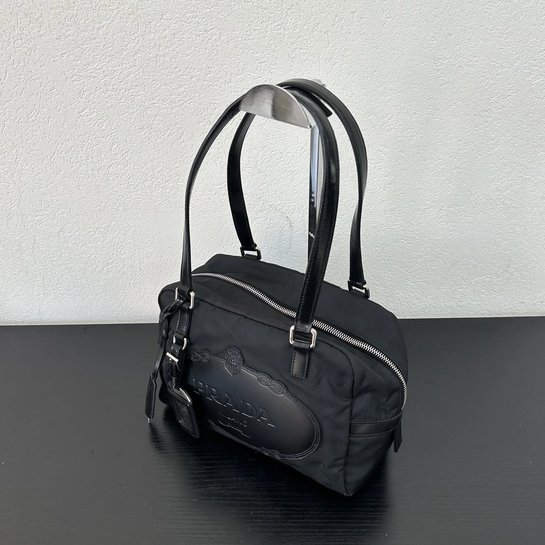 95新 Prada/普拉达 黑银降落伞大标波士顿单肩包 底长25 123800