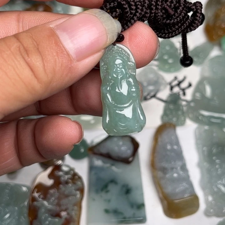 翡翠未镶嵌颈饰财神