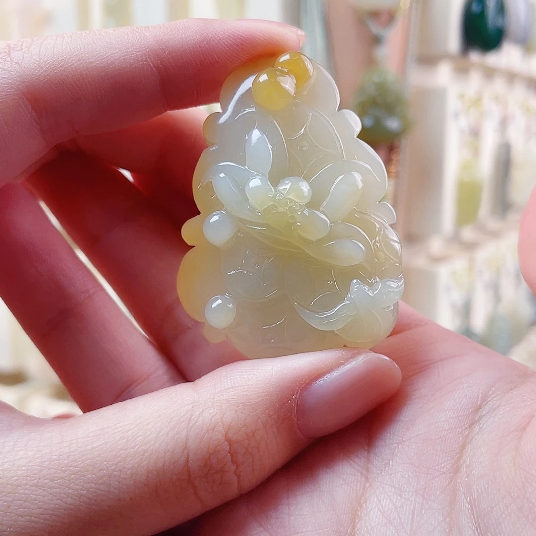 和田玉未镶嵌吊坠(赠链)俏色莲花牌