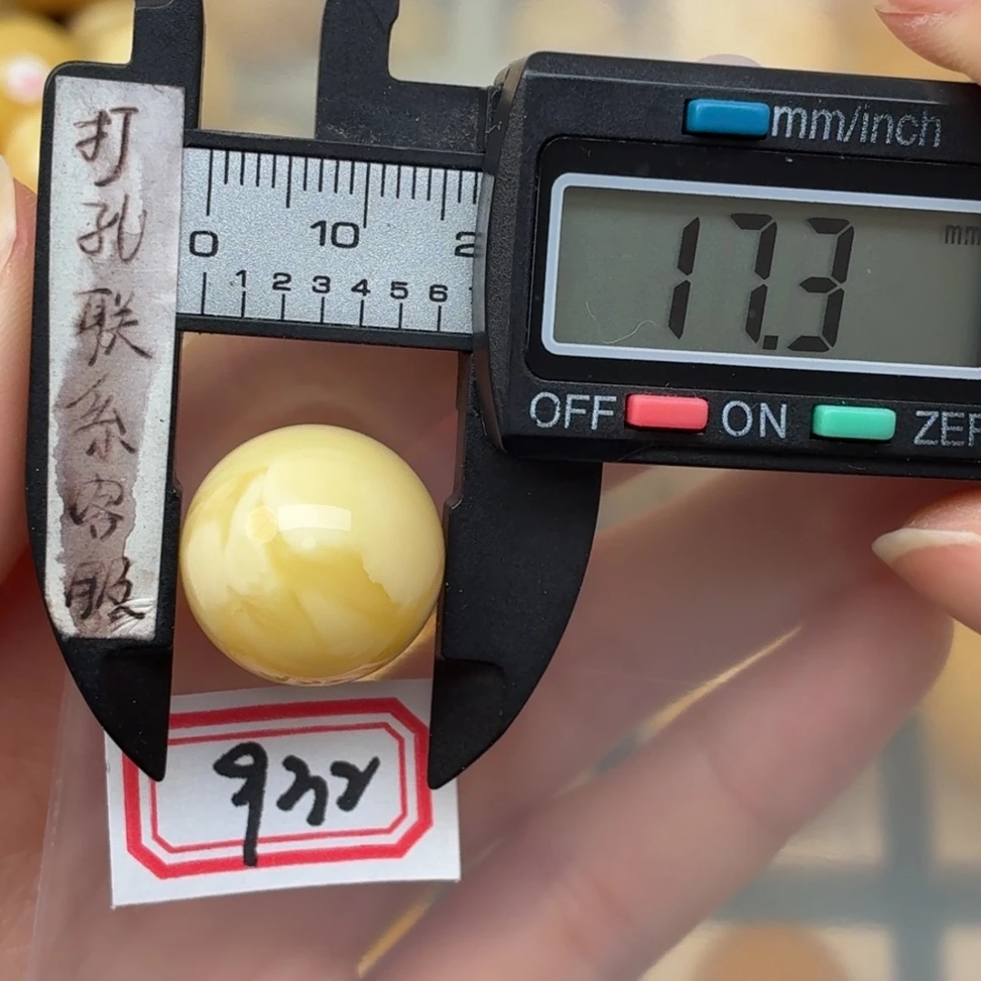 在***起蜜蜡未镶嵌裸石蜜蜡