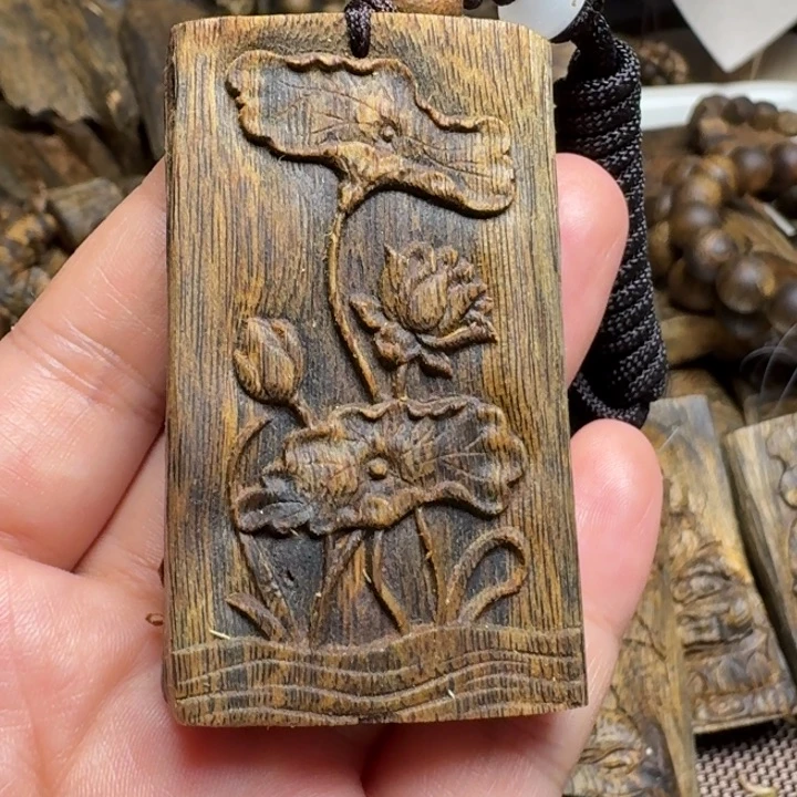 沉香碎屑沉香白棋虫漏雕刻