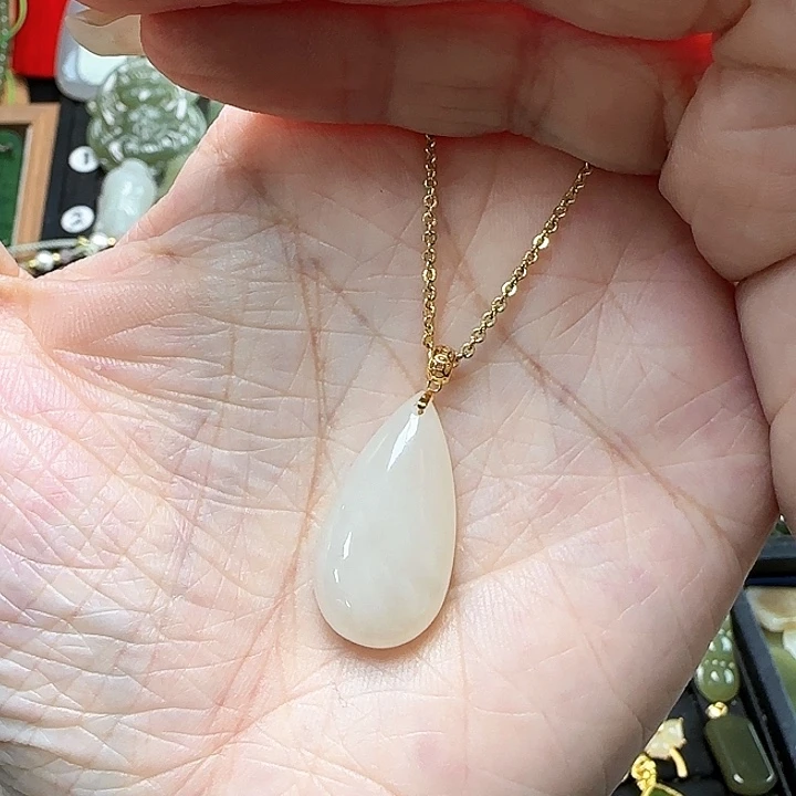颈饰18K金镶嵌和田玉