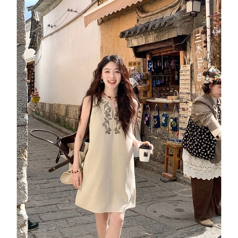 2025夏季仿麻垂感撞色重工绳绣设计民族风连衣裙女V领无袖A字裙