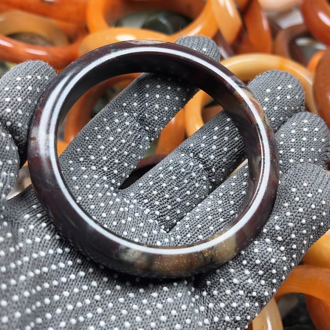 未镶嵌石英质玉（黄龙玉）颈饰