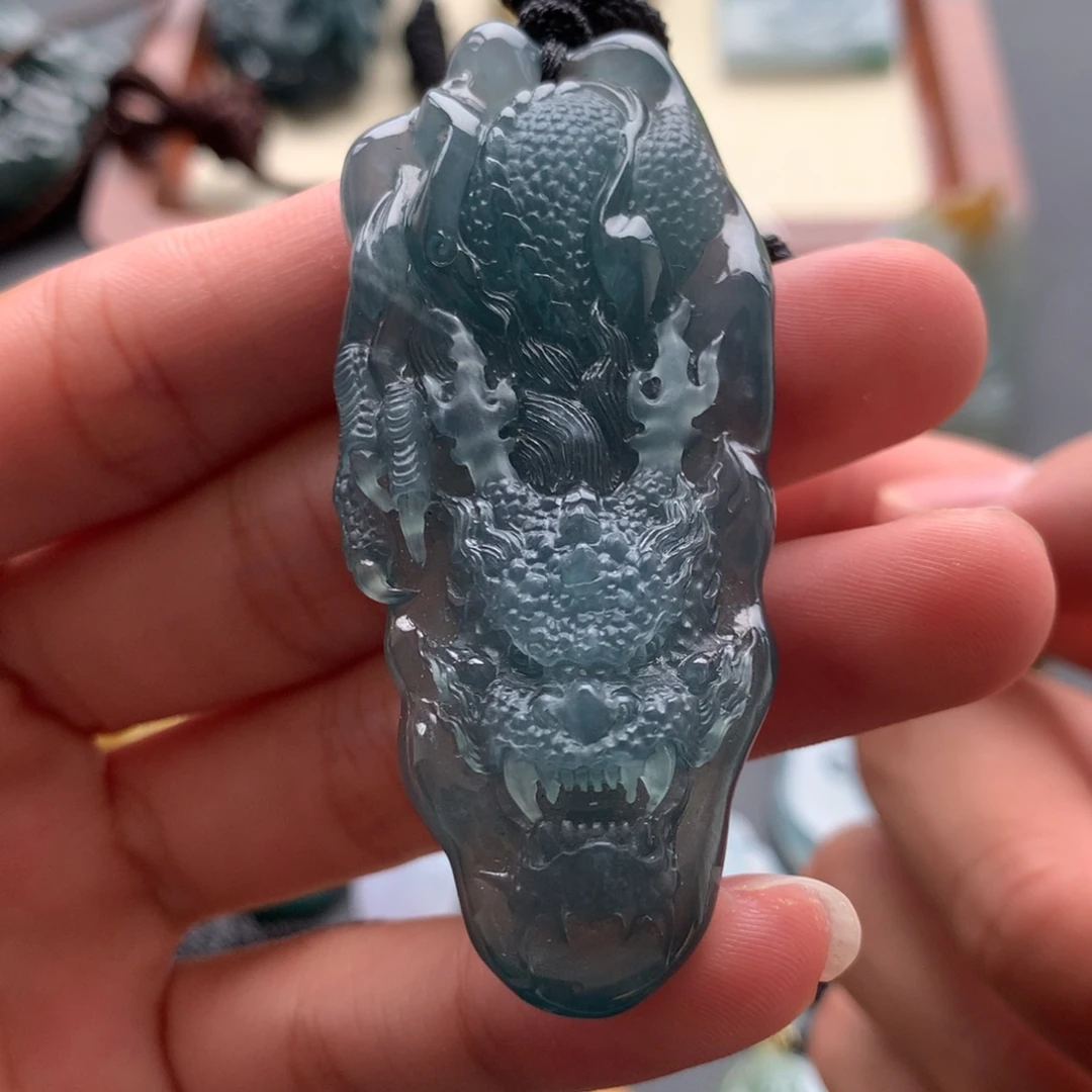 翡翠未镶嵌颈饰龙