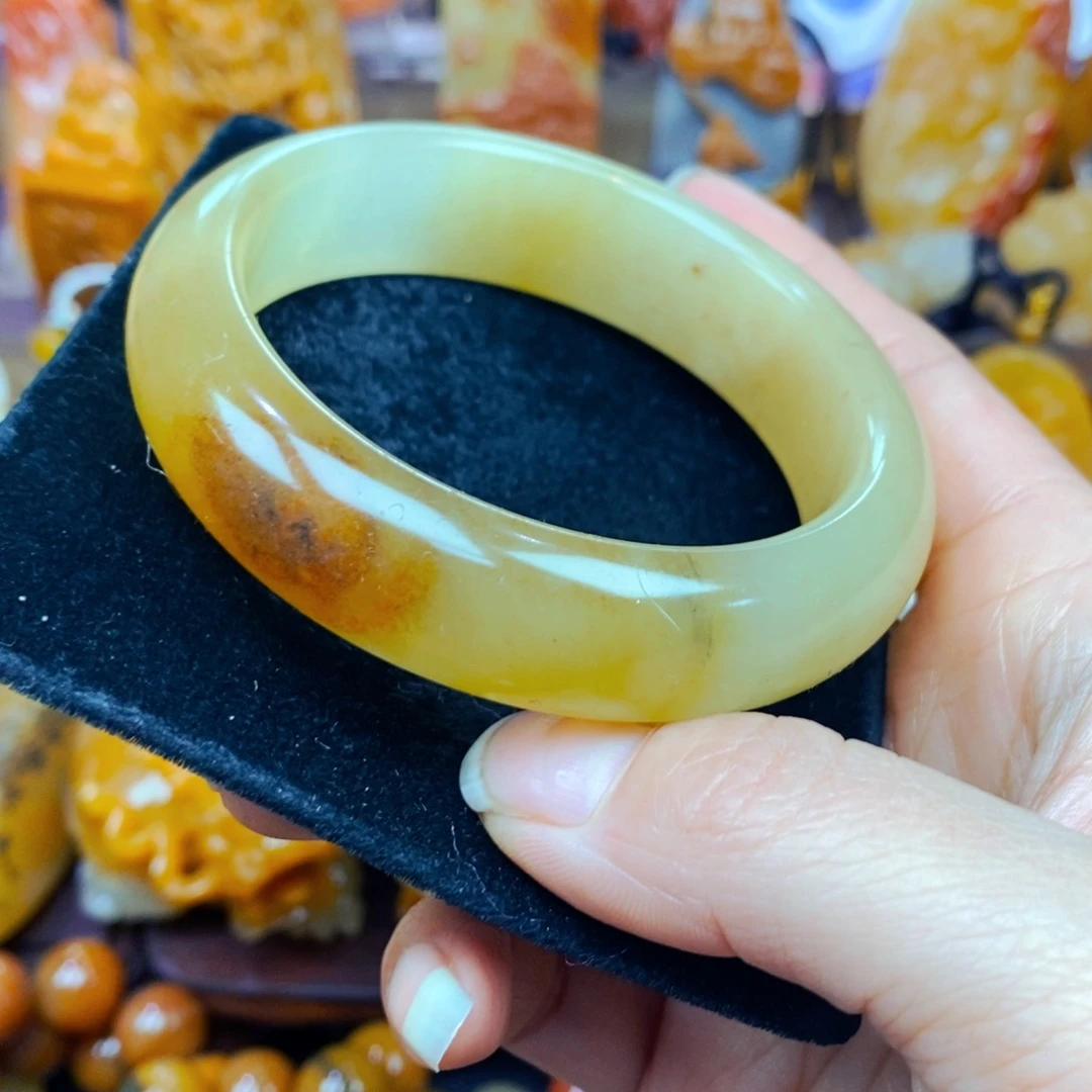 未镶嵌石英质玉（黄龙玉）颈饰