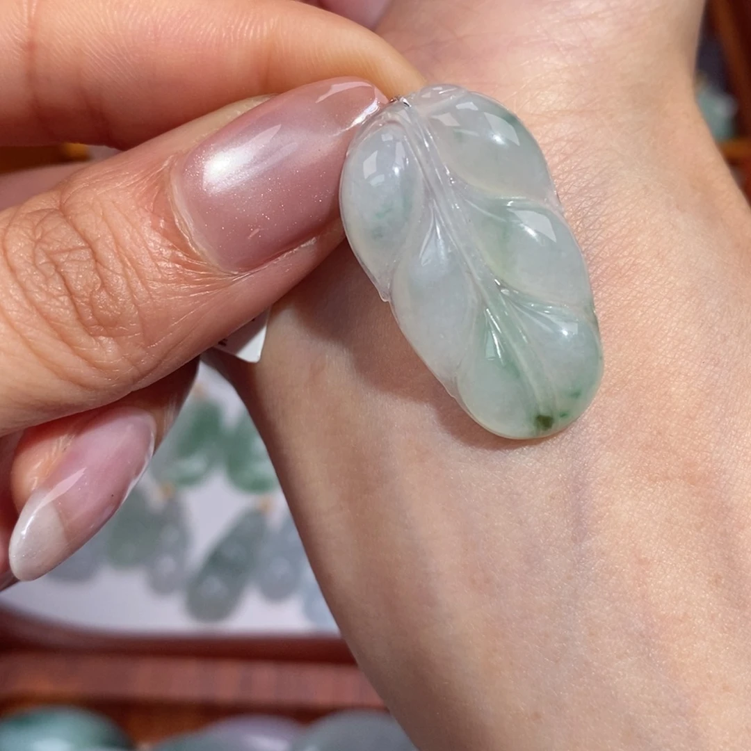 翡翠未镶嵌颈饰叶子吊坠