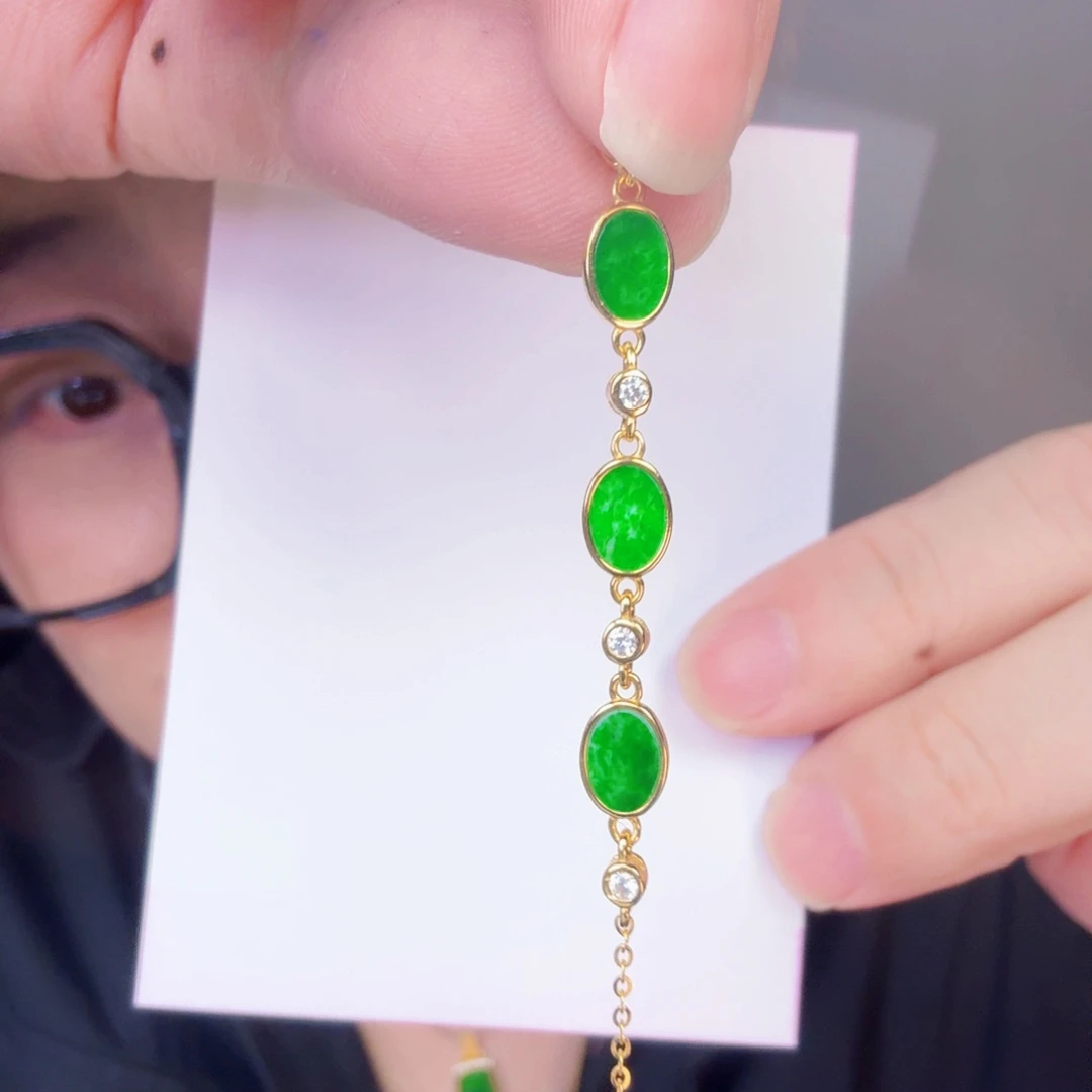 翡翠未镶嵌颈饰一件