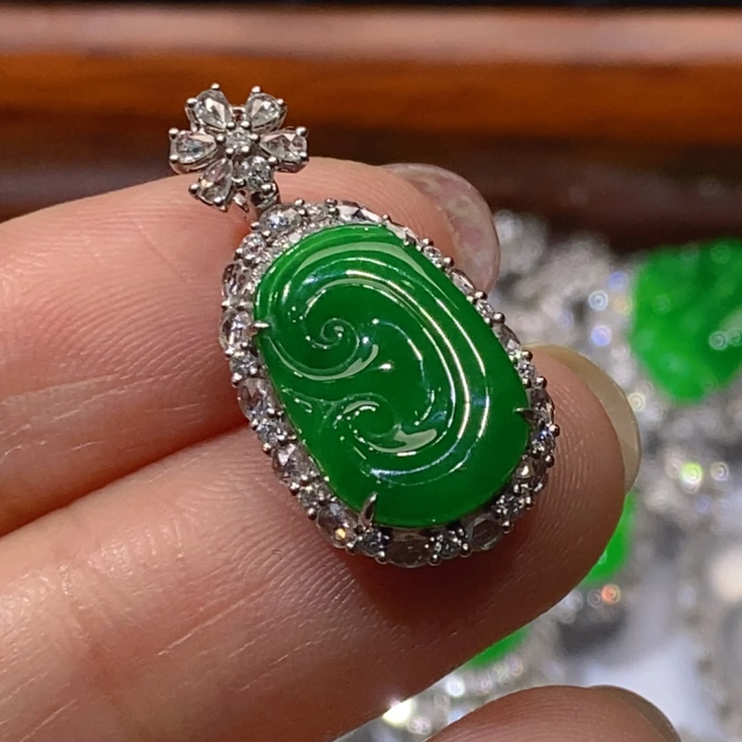 翡翠18K金镶嵌颈饰