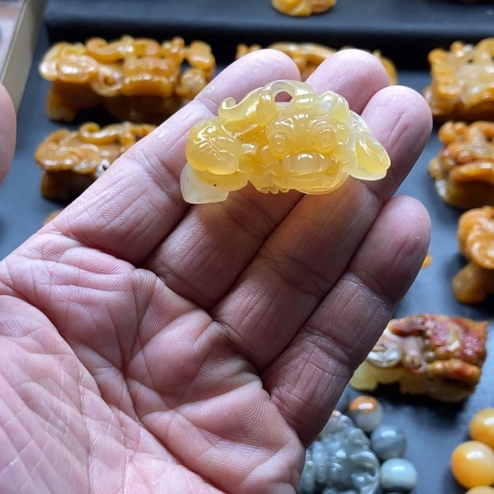 石英质玉（黄龙玉）未镶嵌颈饰