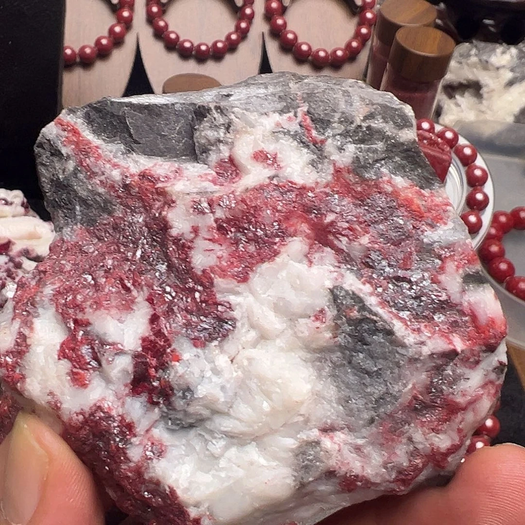 天然辰砂朱砂。 天然朱砂原矿石