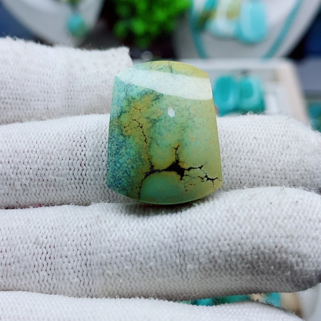 绿松石未镶嵌颈饰