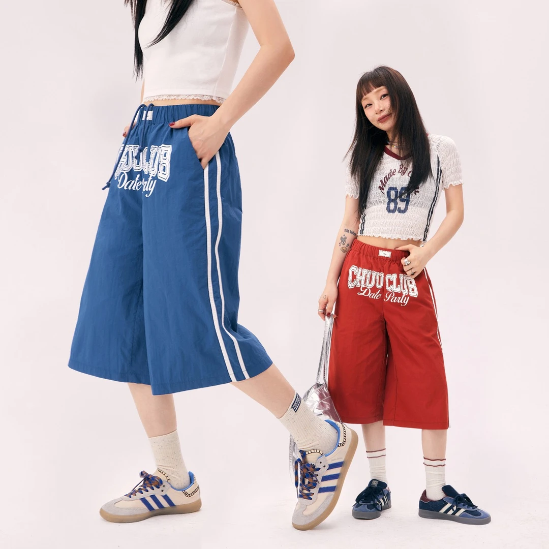 CHUU字母印花侧条纹设计抽绳阔腿七分休闲裤