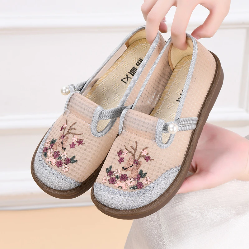 夏季新款老北京布鞋女透气网面妈妈鞋镂空软底一脚蹬民族风绣花鞋