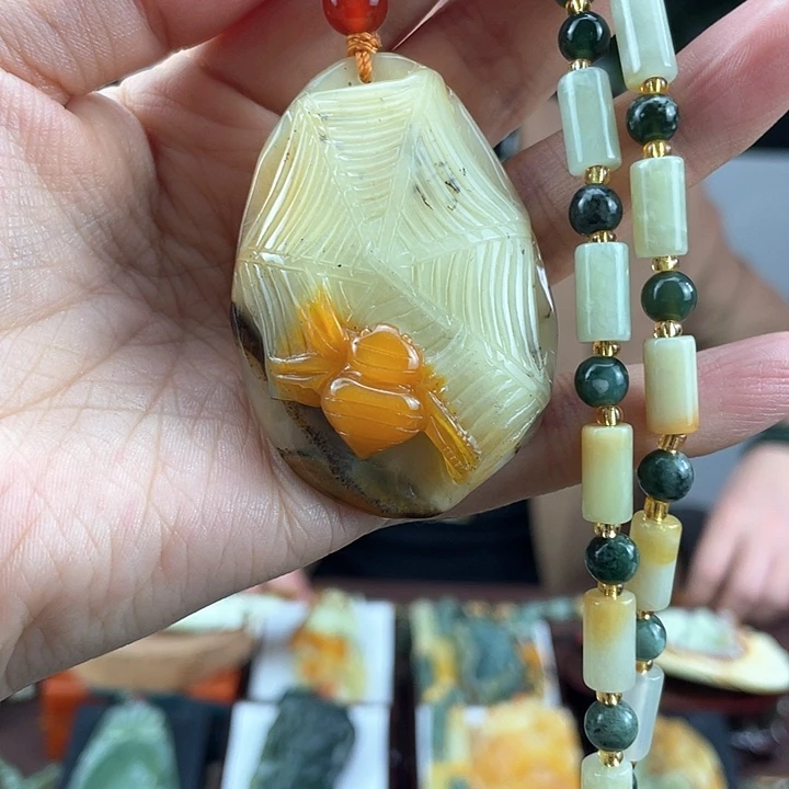 蛇纹石玉颈饰未镶嵌