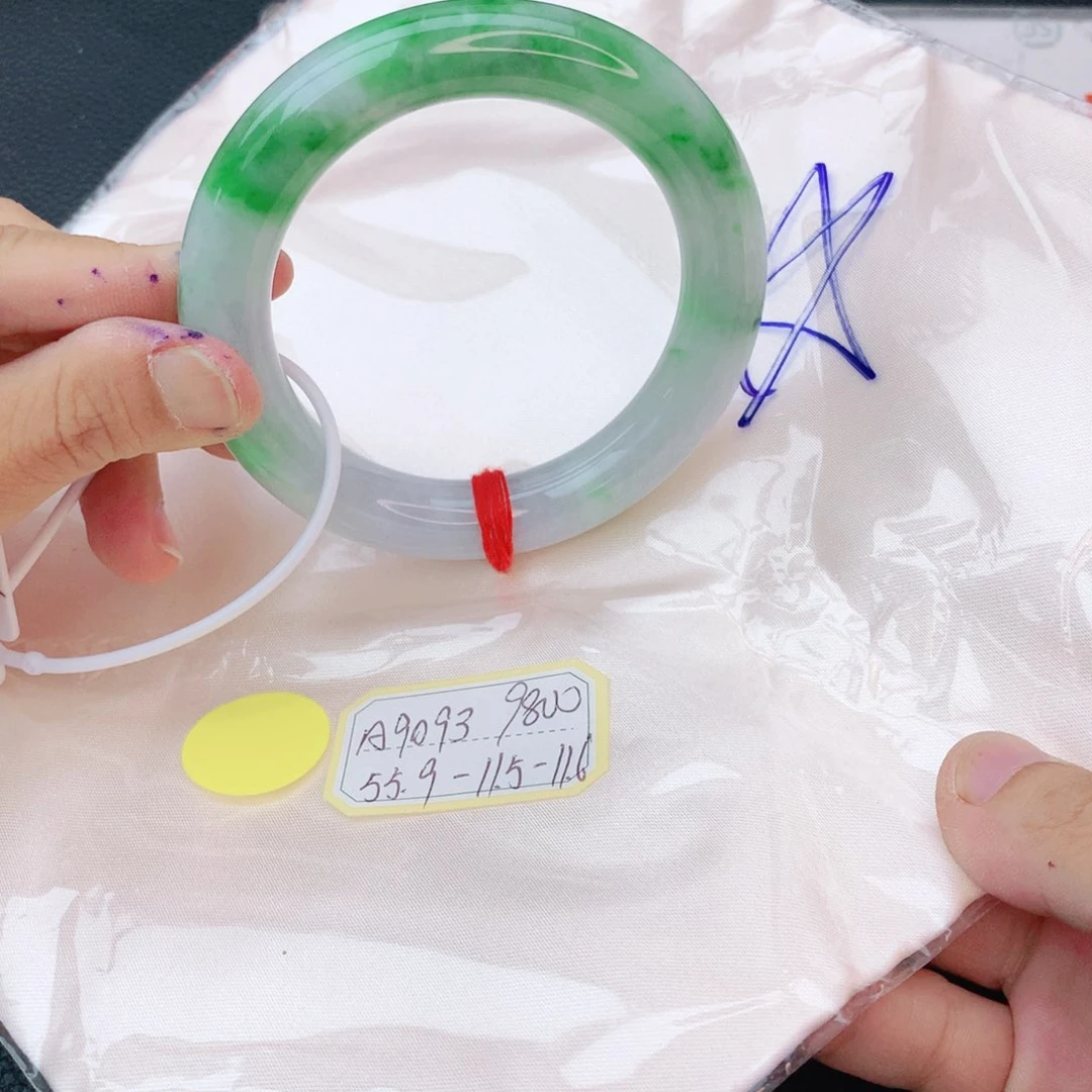 翡翠手镯未镶嵌翡翠
