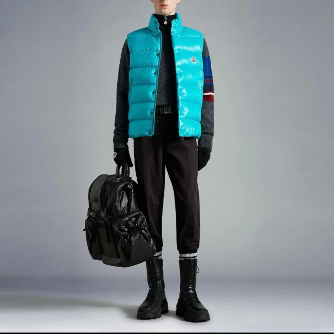 99新/Moncler/盟可睐/2码/徽标贴饰亮面羽绒马甲/010104