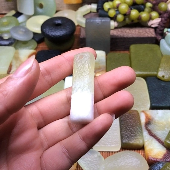 岫玉未镶嵌颈饰岫