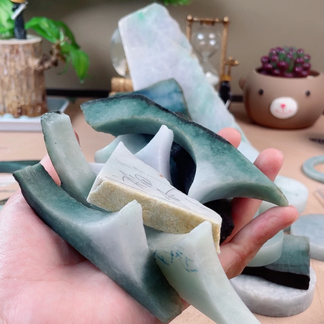 丑***石颈饰未镶嵌翡翠774……